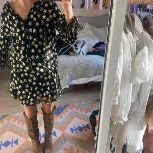 Sett ifrån fabienne chapot  - SNYGGASTE settet, med kjol och blus ifårn fabienna chapot. Det går att köpa separat 400 st eller 700 för hela. Original ligger på ca 2600 för hela settet. Väldigt sparsamt använt. Köparen står för frakten ❤️❤️