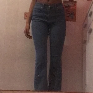 Utsvängda jeans  - Sitter som en smäck där bak, skit snygga byxor och jätte sköna. Utsvängda jeans <3 