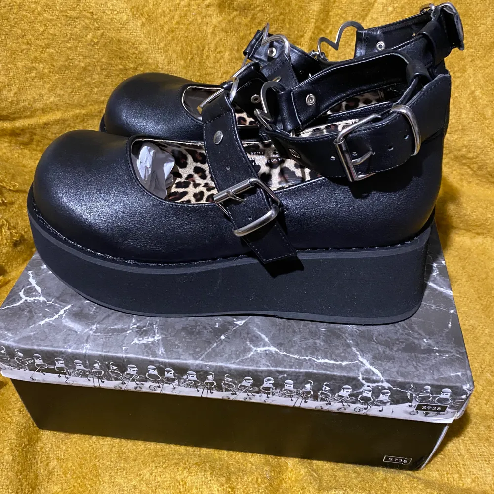 Beställde skorna från Demonias egna hemsida, säljer dem då dem är för små. Helt nya, enbart provade. Nypris 1050, frakt tillkommer. För mer info skicka gärna ett meddelande!☺️. Skor.