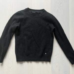 Stylish basic cashmere sweater with round neck and long sleeves