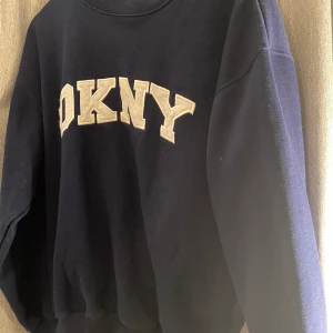 DKNY vintage Sweatshirt! - Riktig go vintage sweatshirt! Storlek: L sitter som M Pris: 400kr 