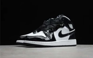 Carbon Fiber Jordan 1 Mids - Carbon Fiber Jordan 1 Mids   Hej, varan kommer direkt till dig, skorna är sprillans nya. Kvitto medkommer även.   De är Stock-X verifierade!  VALFRI STORLEK  Hör av er ! 