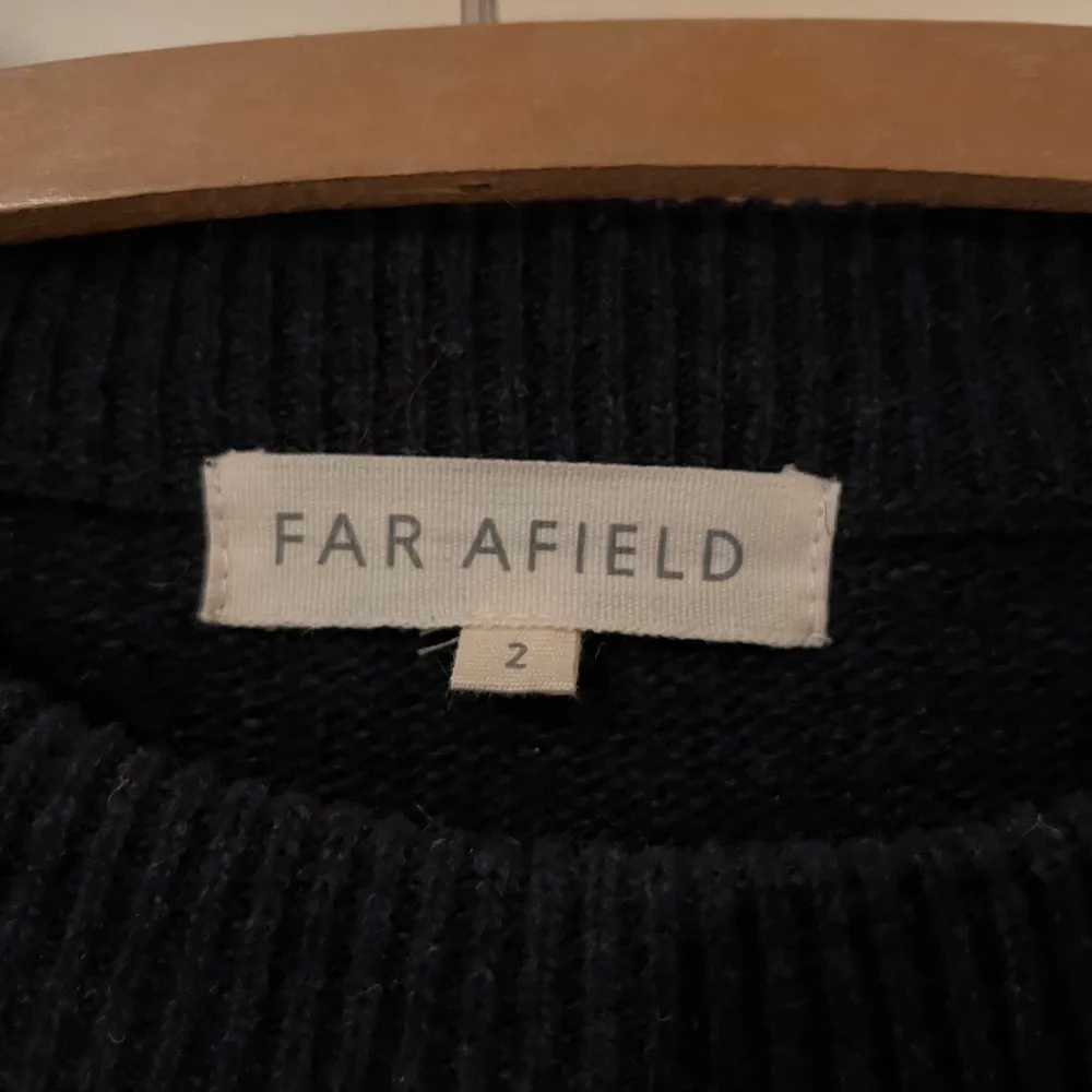 Snygg stickad tröja ifrån Far afield,  Ny kostar den 1150. Inga defekter! . Stickat.