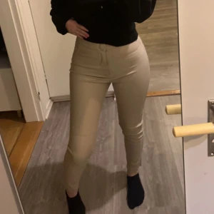 Läderbyxor - Stiliga byxor i konstläder. Enbart använda vid 1 tillfälle. Dragkedja vid inre delen längst ner. Mycket mjuka inuti