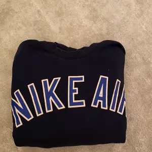 Blå collage nike air sweatshirt!