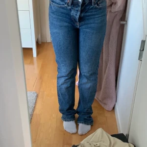 Zara jeans - Säljer ett par mörkblå jeans från zara. Köpta på plick. (Lånade bilder)
