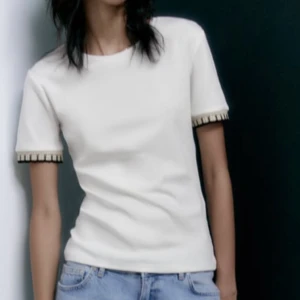 Zara t shirt  - Älskar verkligen denna tröja och den ör bara använd en gång men jag vill ha den i en större storlek då jag vill ha den lite mer oversised. Den kostade 179 och köptes i oktober 