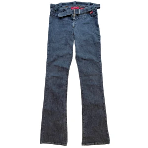 Y2k Miss Sixty Jeans - Underbara vintage Miss Sixty jeans från 00-talet med justerbart bälte!💋Otroligt rare modell som är svårtagbar och säljs för 2k+ på depop etc! Så skynda fynda! I nyskick, aldrig använda! Storlek W30! MÅTT// Midja-74cm Innerbensmått-83cm Jag är 170cm lång😘