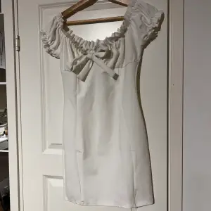 Säljer en vit klänning som kan användas till studenten eller till en skol avslutning. Färgen syns bäst i tredje bilden. Knappt använd skriv vid intresse. Köparen står för frakten.