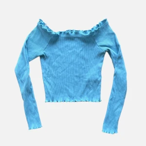 Off-shoulder topp - Turqiose off-shoulder topp från Gina i strl XS o begagnat men fint skick 🤍 Fraktas spårbart för 39 kr! 🦋