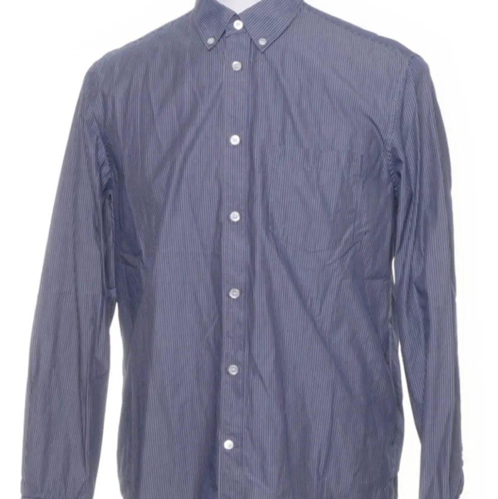 Säljer en Arket skjorta i Strl M48  Skickas smidigt för 66kr spårbart paket . Skjortor.