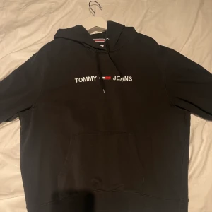 Tommy Hilfiger hoodie, mycket fint skick! - Huvtröja från Tommy Hilfiger i storlek Large men jag tycker den passar som en Small/medium. Därför jag gick upp i storlek då jag upplevde den liten i storleken. Inköpt hos Zalando för cirka 1,5 år sedan. Knappt använd! Ej urtvättad.   Djur finns i hemmet.