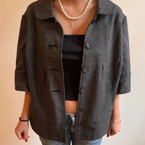 Kort kappa - Denna jacka släpps den 6e november på vår hemsida ❤️HÅLL UTKIK! Följ vår instagram som är länkad i vår profil ❤️