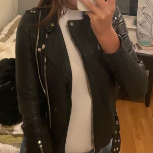 Kenza äkta läderjacka  - 400kr storlek 32