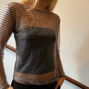 Glitter topp - Denna topp släpps den 6e november på vår hemsida ❤️HÅLL UTKIK! Följ vår instagram som är länkad i vår profil ❤️ 