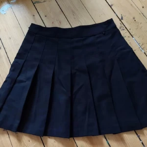 Svart veckad kjol från hm - Jättesöt veckat kjol från h&m, andvänd fåtal gånger 