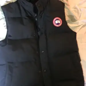 Canada Goose Carson väst i storlek M i 10/10 skick knappt använd med kvitto, köpt för 5 lax på NK. Kan sänka priset lite vid snabb affär