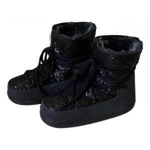 Glittriga inuikii - Anvädna en vinter men fortfarande i okej skick, mindre skavanker finns dock.  Skonöret på högerfot har gått av men jag knöt ihop snöret, det syns knappt. storlek 41 men passar lite mindre fötter. Har själv 38-39 och dessa har varit lite för stora för mig,