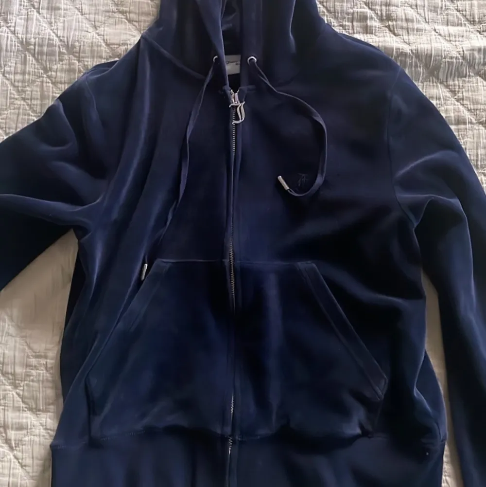 Säljer denna mörkblåa tjocktröja från juicy Couture! Köpte den detta året för 1200kr, och har aldrig använts sen dess. Är i vanliga fall storlek S men tycker denhär passar perfekt som storleik L då den är lite oversize👍🏽❤️skriv vid frågor❤️. Tröjor & Koftor.