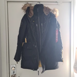 Alpha industri jacka  - Jätte fint skick.  Defekt ( längst ned på yttre dragkedja, se bild 2)
