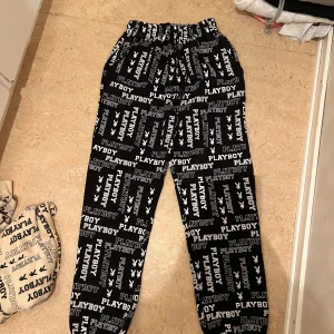 Playboy mjukisbyxor - Skit snygga på, luftiga Vill ni ha bild när jag har på mig den så kan jag lösa det! Kan mötas upp i Göteborg centrum.