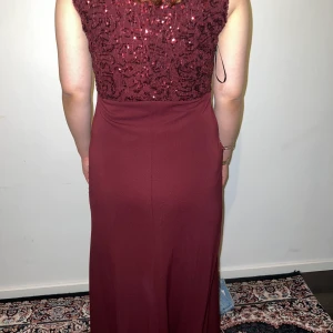 Bröllopsklänning srlk: M men passar S också - Jag köpte den för 1 år sen och har använt den bara 1 gång i min brors förlovning. Så den är i en helt ny skick. Skriv gärna för mer frågor/information och bilder. 