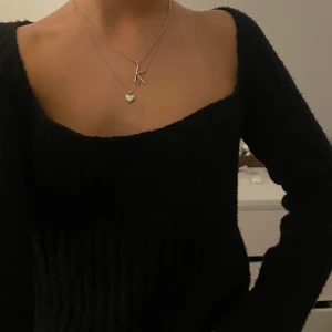 Stickad tröja  - Säljer denna jättesnygga stickade urringade tröjan från nakd. Storlek xs men skulle säga att den är mer som en S, säljer för 225kr. Använd gärna köp nu funktionen🫶🏼