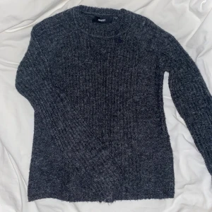 Stickad tröja  - En grå stickad tröja i en mörkare grå färg 💕 Är i storlek xs ☺️Hör av er om ni vill ha mer bilder 🥰