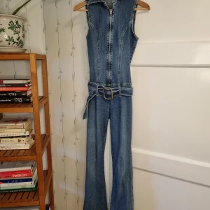 2000s Low waist jeans jumpsuit - Superfin på, stretch och formar kroppen snyggt.