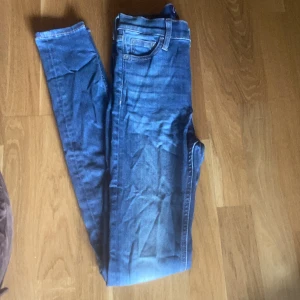 Crocker jeans  - Ett par högmidjade jeans från Crocker i bra skick. Style Sharp Cut  Fit Skinny  Waist 23  Length 30