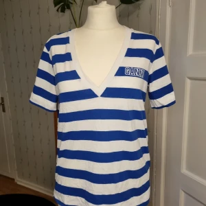 Ganni t-shirt XS - OK skick. Använd några gånger.
