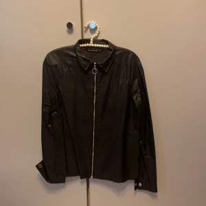 Zara skinn skjorta  - Cool skinn skjorta från zara med zip. I strl S mycket bra skick