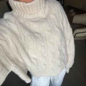 Stickad tröja - Oversized tröja från BikBok i storlek L men passar S/M.