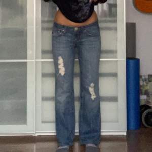 Ett par assnygga lowrise MissMe Jeans i storlek 28. I bra skick! Ytterbenslängd: 94cm; Innerbenslängd: 71cm; Midjemått: 84cm. Jag är 166cm.