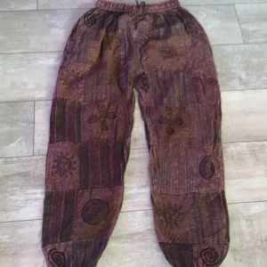 hippie byxor - så himla unika byxor köpta här på plick för ca 500 kr. endast använda en gång. får lite hippie vibes av de. bud är bindande, skriv gärna privat för att bekräfta ett bud eller om ni har några frågor. är lite osäker på frakten men jag återkommer 💓💓