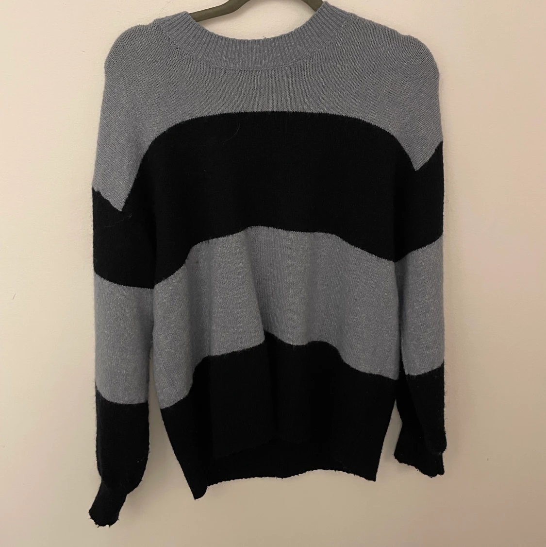 Randig stickad tröja