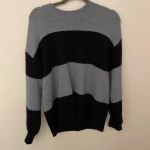 Randig stickad tröja - Säljer denna randiga stickade från H&M. Knappt använd! Säljer för 100kr + frakt🫶🏻