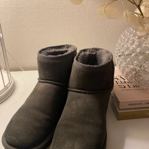 Gråa uggs  - Gråa fake uggs som jag köpte förra vintern, säljs pga av att jag köpt nya, dom e lite små smutsiga men säker på att de går bort i tvätten, om de önskas kan jag testa tvätta innan jag postar🥰