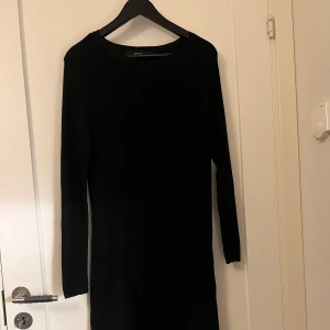 Klänning VERO MODA - Jättefin stickad klänning från VERO MODA! Den räcke Ringenäs till nedanför knäna på mig ( 175 cm).
