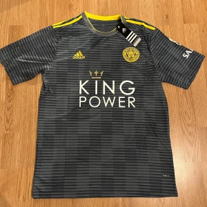 Leicester city fotbollströja - En helt ny Leicester city tröja i storlek XL, men sitter mer som en L. Bud från 250: