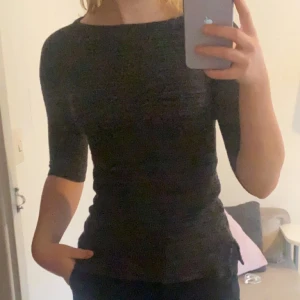 Fin tröja💗 - Jättefin typ glittrig tröja från Filippa K💗Den är inte helglittrig utan lite o sen är resten grå/svart! Jätteskön och lagom tjock💗Skriv för mer bilder eller frågor