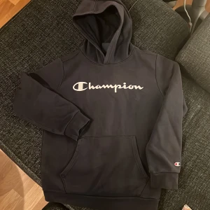 Champion hoodie - Marinblå Champion hoodie storlek 150-155.