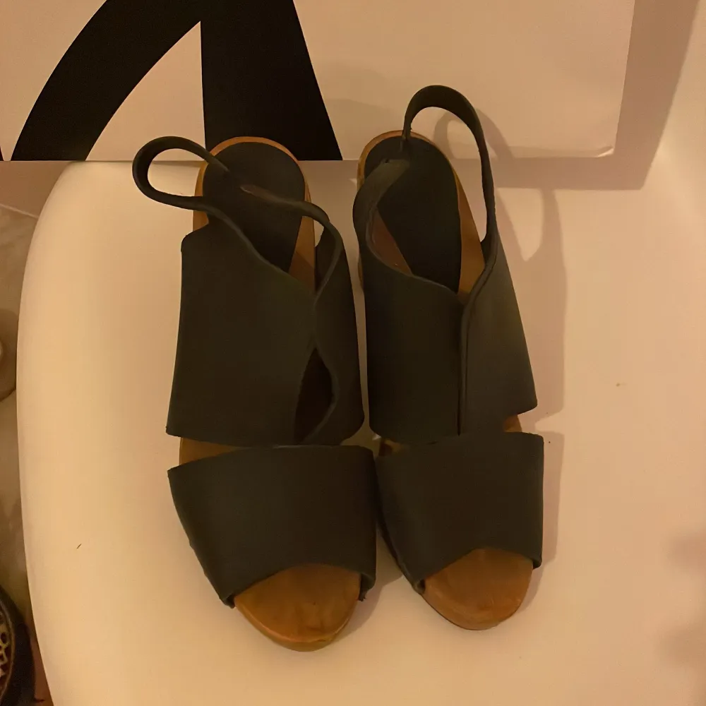 Fina skor i svart läder och träklack 79+ frakt 59kr (står köparen för). Skor.
