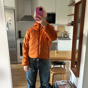 Patagonia Jacka  - Orange patagonia jacka. Har en lite fläck nedanför halsen men inget man lägger märke till! Storlek S/M