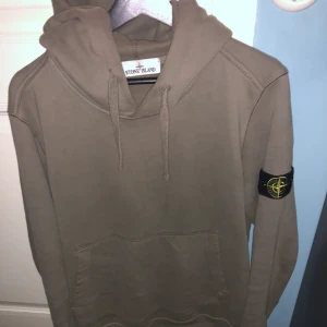 Stone Island hoodie M - Stone Island hoodie i grymt skick utan fläckar eller hål. Storlek M, skriv för fler bilder.