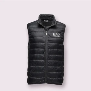 EMPORIO ARMANI VÄST-JACKA - Fin Armani väst/jack, vattenvisande, lätt vaddering, skön tajt passform.   Storlek: XXL (Känns som L-XL) Skick: Ny