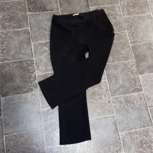 Kostymbyxor  - Svarta, ganska korta kostymbyxor i storlek 40. Passar på någon med lite kortare ben, jag säljer de för att de är lite för korta på mig. (Jag är 1,73) liten skada på dragkedjan som sitter på sidan men den går lätt att stoppa in eller sy  fast.