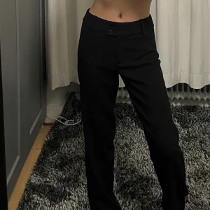 Lågmidjade kostymbyxor  - Svarta lågmidjade kostymbyxor 💕💕 Använder inte då jag inte föredrar lågmidjade, köpta från Joy och är i bra skick