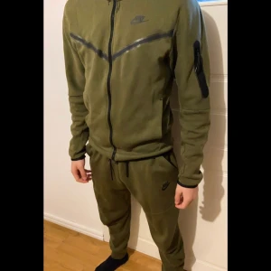  Nike tech  - En grön Nike tech dress köper för 2700kr på JDSport, mycket bra skick storlek M på byxa och tröja, kom med bud 