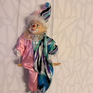 Clown  - Säljer denna clownen i porslin på grund av att jag tycker den är obehaglig och vill inte att den ska vara i mitt hem längre😅 Köpte den på en second hand affär så vet inte mycket om den.